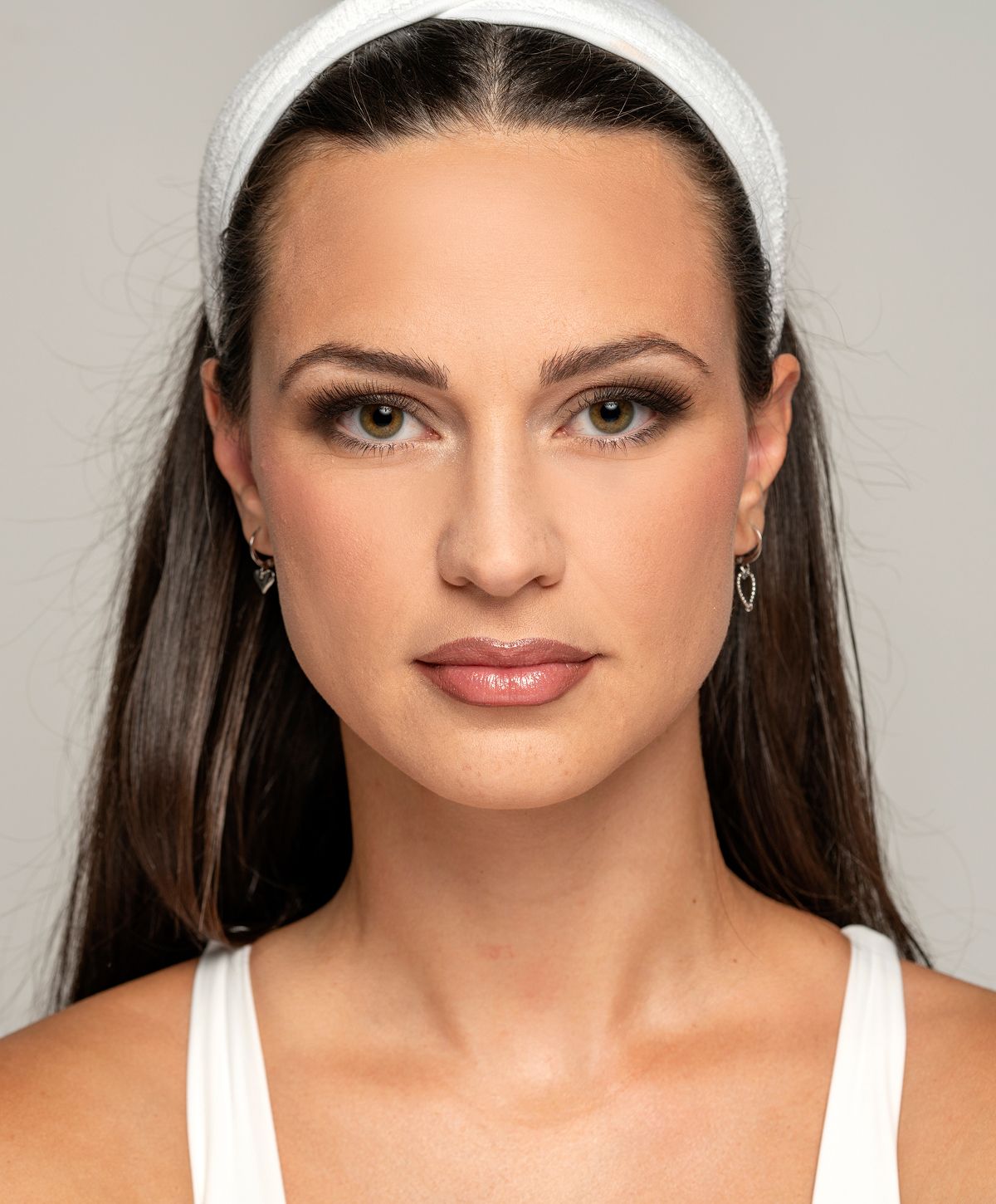 Woman with neutral makeup and headband.